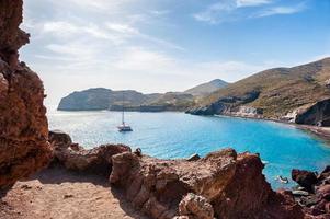 spiaggia rossa sull'isola di santorini, in grecia.