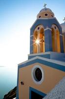 chiesa greca e croce - santorini foto