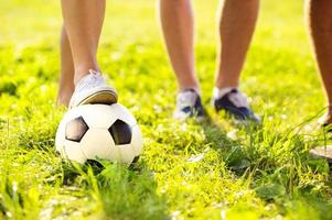 piedi e pallone da calcio