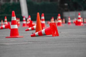 cono di traffico sono organizzati sulla strada di prova. foto