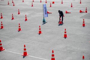 cono di traffico sono organizzati sulla strada di prova. foto