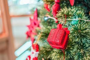 regalo scatola rossa decorata sull'albero di natale. foto