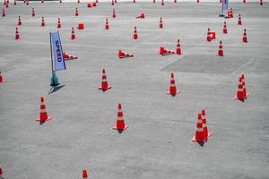 cono di traffico sono organizzati sulla strada di prova. foto