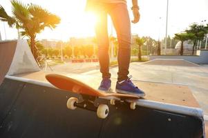 andare con lo skateboard foto