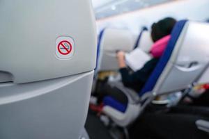 Vietato fumare sul sedile dell'aereo. foto