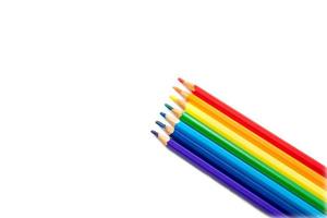 belle matite colorate smussate sono disposte insieme pronte per l'uso, è sullo sfondo bianco. foto