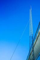 antenna industriale sul tetto dell'edificio. foto