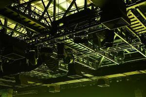 soffitto con sportlight e struttura in acciaio a teatro o studio. foto