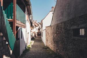 stretta strada acciottolata in una vecchia città tedesca foto