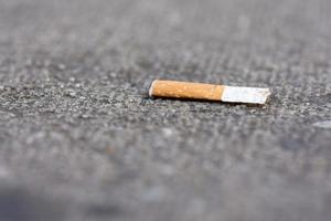 mozziconi di sigaretta per strada foto