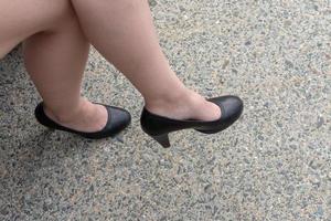 gambe di donna con i tacchi alti foto