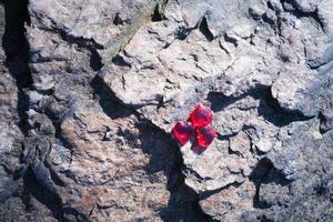 tre cuori su una roccia foto