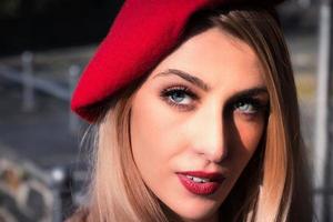 primo piano ritratto di una donna bionda affascinante foto