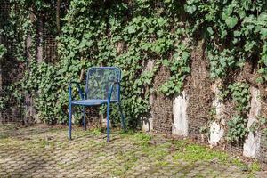 sedia da giardino in un parco cittadino in primavera foto