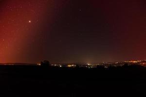 cielo notturno sopra la città foto