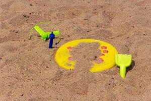 giocattoli di sabbia su una spiaggia in vacanza foto