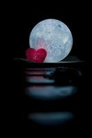 cuore rosso con romantico chiaro di luna per San Valentino foto