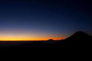 vista della siluetta della montagna con l'alba foto