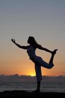 meditazione yoga in spiaggia all'alba foto