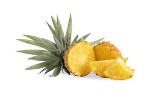 ananas affettato isolato su sfondo bianco foto