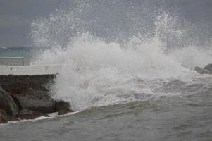 il mar mediterraneo in tempesta foto