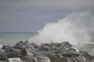 un primo piano del mare in tempesta foto