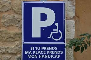 segnale di parcheggio per disabili foto