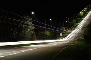 una strada nella notte foto