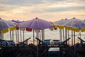 ombrellone affollato lungo la spiaggia foto