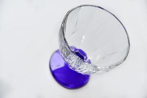 gelatiera decorativa in vetro blu su sfondo bianco foto
