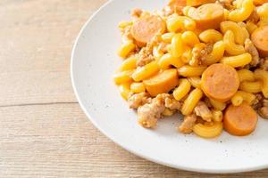 maccheroni salsiccia e macinato di maiale foto