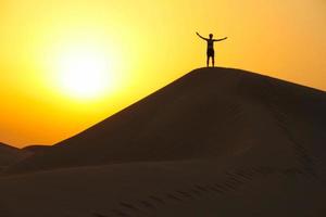 godersi la vita sulla cima di una duna di sabbia