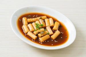 jjajang tteokbokki piccante o torta di riso coreano in salsa piccante di fagioli neri foto