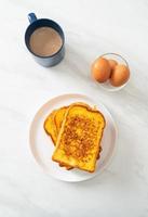 toast alla francese su piatto bianco foto