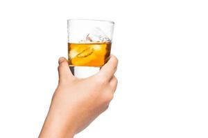 mano tostatura scotch brandy sulla roccia con sfondo bianco