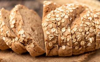 pane di mais dorato affettato sul sacco foto