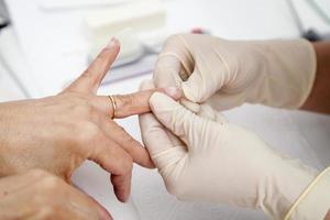 processo di manicure sulla mano femminile, rendendo l'estensione delle unghie