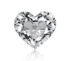 diamante rosso a forma di cuore, isolato su sfondo bianco foto