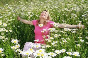 donna felice nel campo di fiori all'aperto