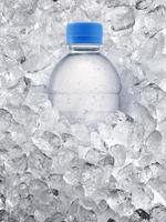 bottiglia d'acqua vuota, sfondo di cubetti di ghiaccio foto