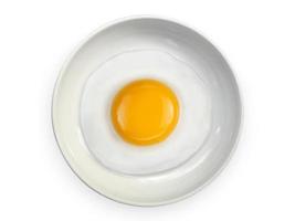 uovo fritto frittata a forma di stella su piatti di ceramica isolati su sfondo bianco foto