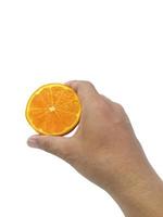 mano che tiene fetta d'arancia isolata su sfondo bianco foto