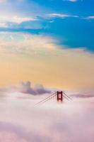 golden gate bridge sopra le nuvole a San Francisco foto