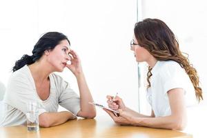 donna depressa, parlando con il suo terapista foto