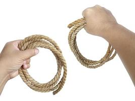 la mano dell'uomo che si aggrappa alla corda. su sfondo bianco foto