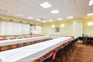 moderna sala conferenze pronta per la riunione foto