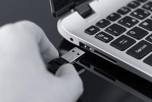 collegare manualmente la chiavetta USB al computer portatile.