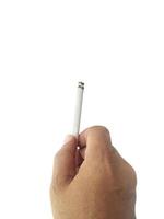 una sigaretta in una mano, isolare la mano e la sigaretta, sfondo bianco della sigaretta foto
