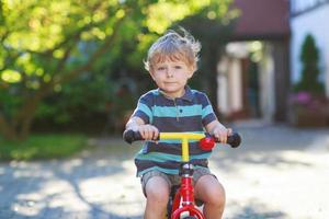 ragazzino di 3 anni che si diverte in bicicletta