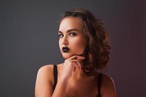 ritratto di una ragazza vampiro su uno sfondo scuro foto